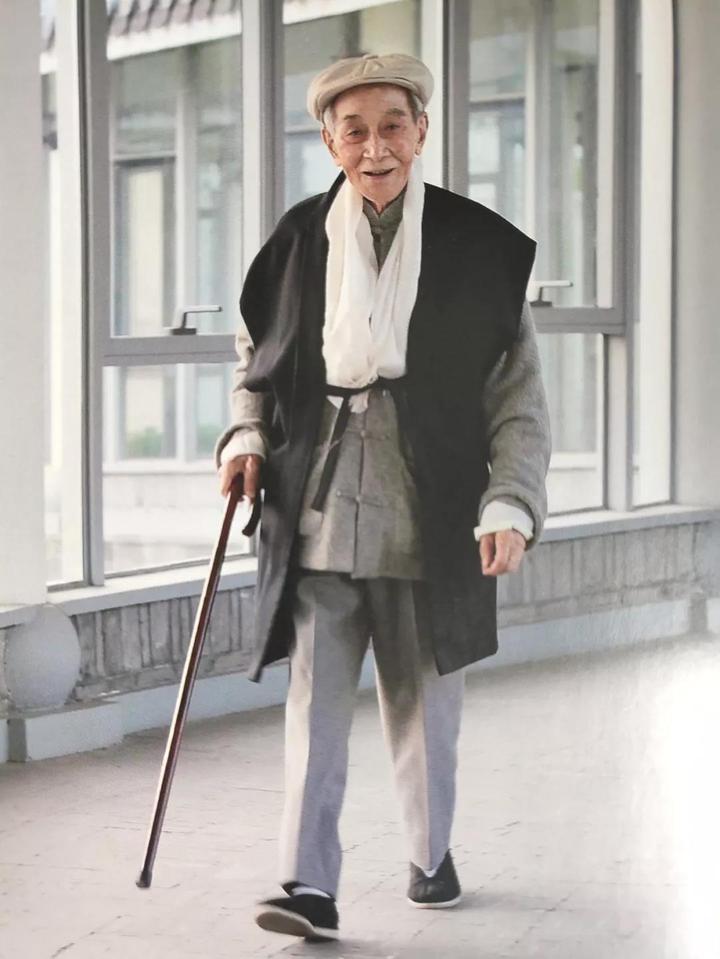 南怀瑾饭后坚持练习乞丐蹲能够帮助消化清理肠胃