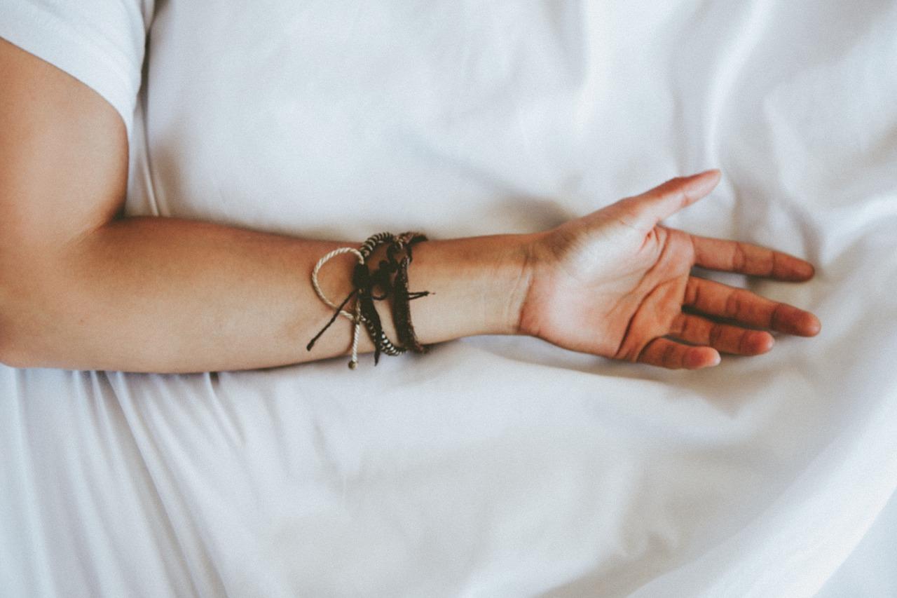 3. 简约金属手镯