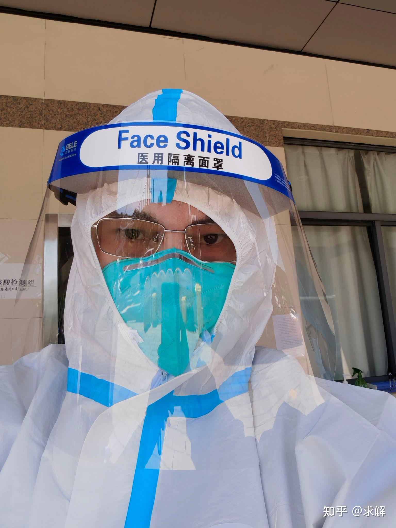 南昌室外核酸采样员不再穿防护服改穿一次性隔离衣如何看待这一措施
