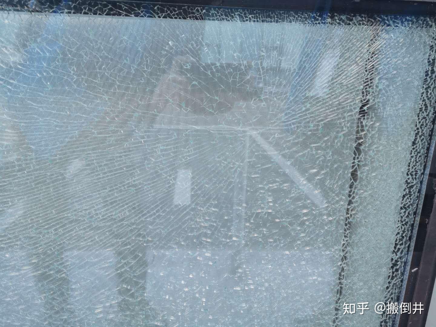 夹胶钢化玻璃碎了一点点请问还安全吗? - 知乎