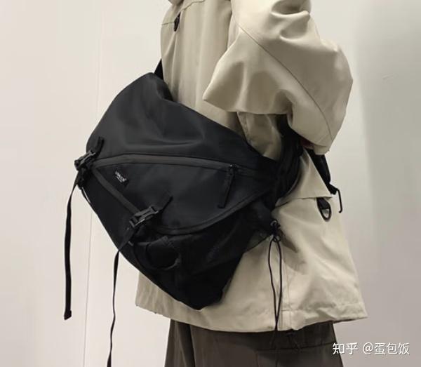 有什么好看的男士斜挎包吗? - 知乎
