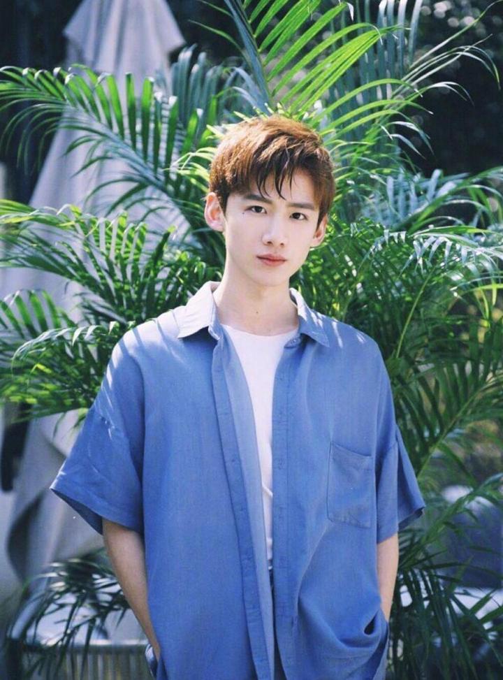 白敬亭风波后现身,心情低落进新剧组,父母暖心陪伴! - 知乎