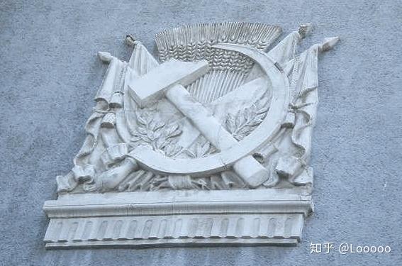 共产主义的标志的锤子和镰刀是锤子放在上面还是镰刀放在上面