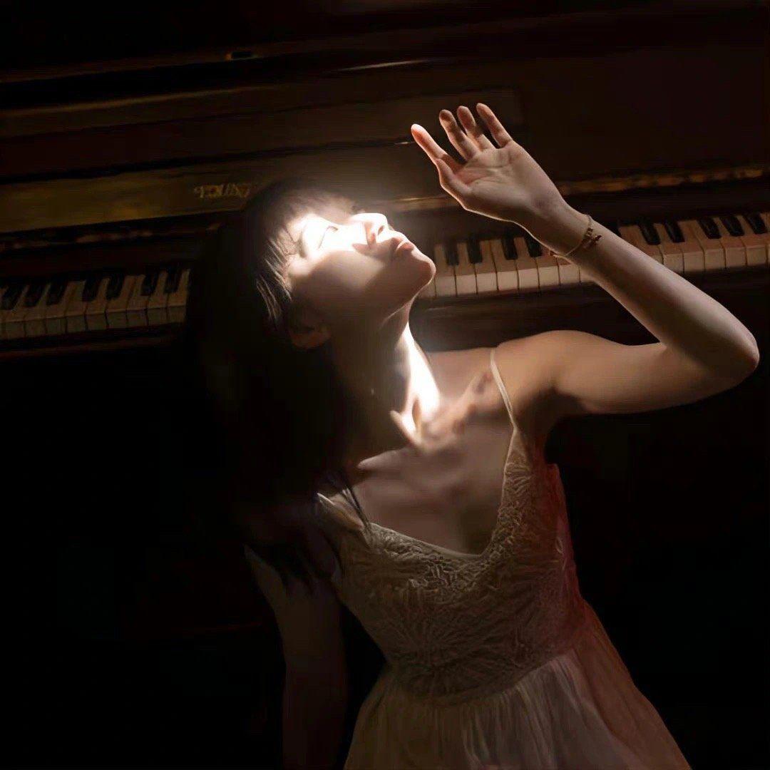 有没有那种具有朦胧感的唯美女头像?