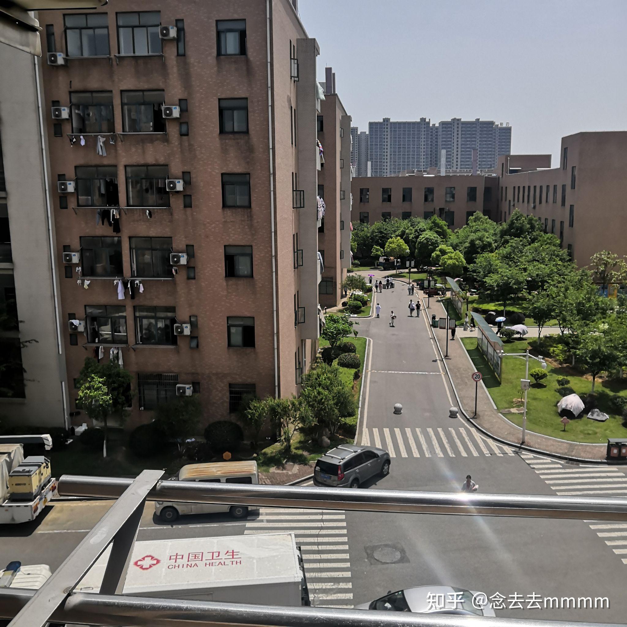 今年转公的南昌医学院小蓝校区住宿条件如何,有衣柜可以挂衣服嘛?