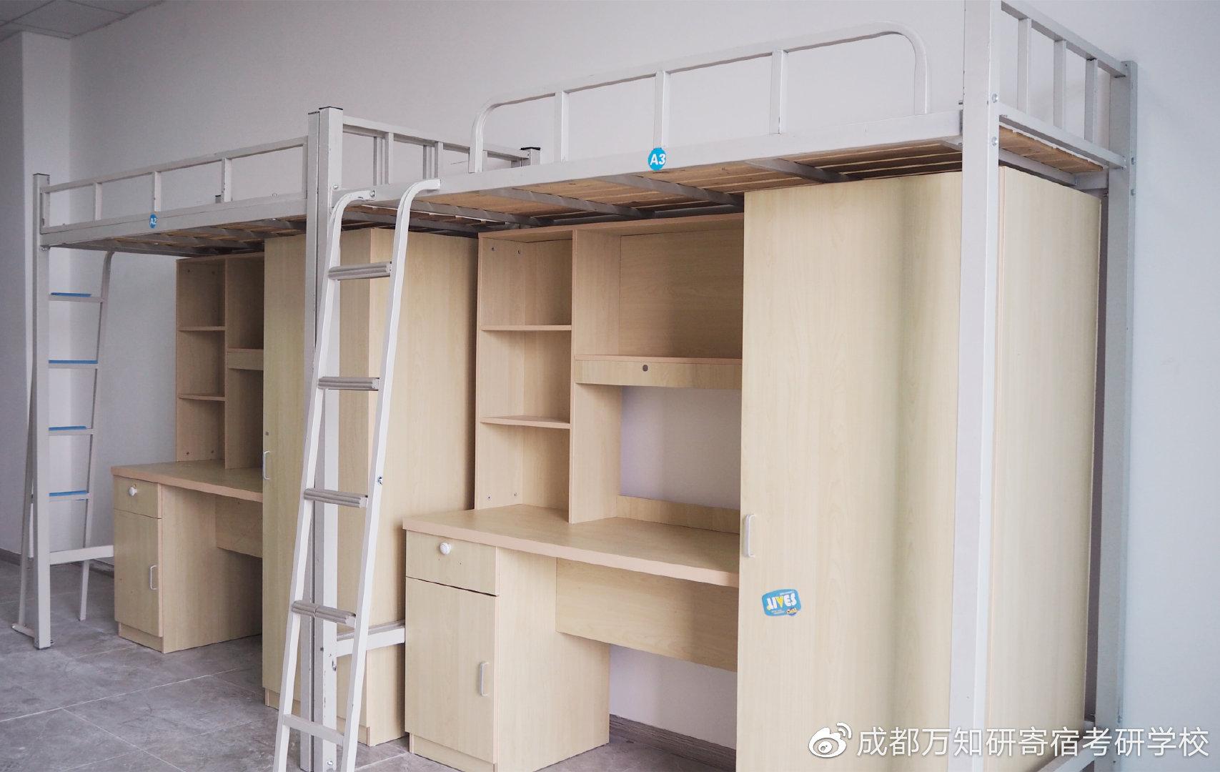 我们寝室四人,但其他三人都去外面实习了,不回来,基本上就我一个人在