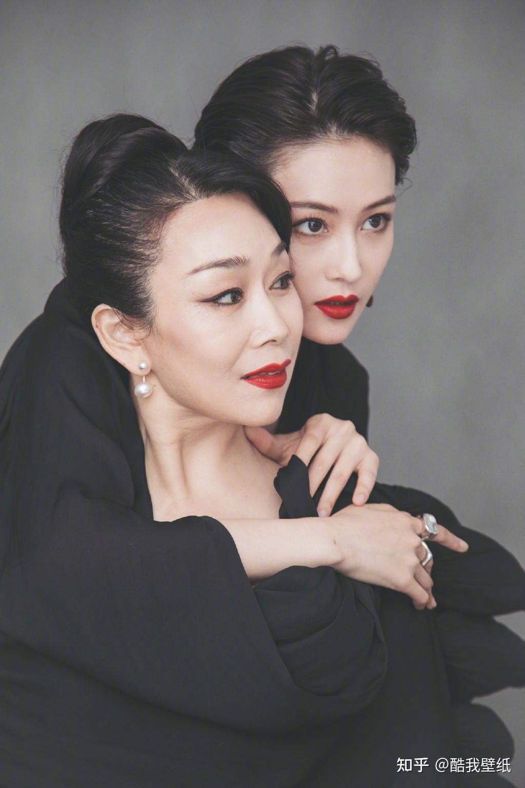 张馨予 张馨予与55岁母亲同框，宛如姐妹花，盘点娱乐圈中的高颜值母女- 知乎