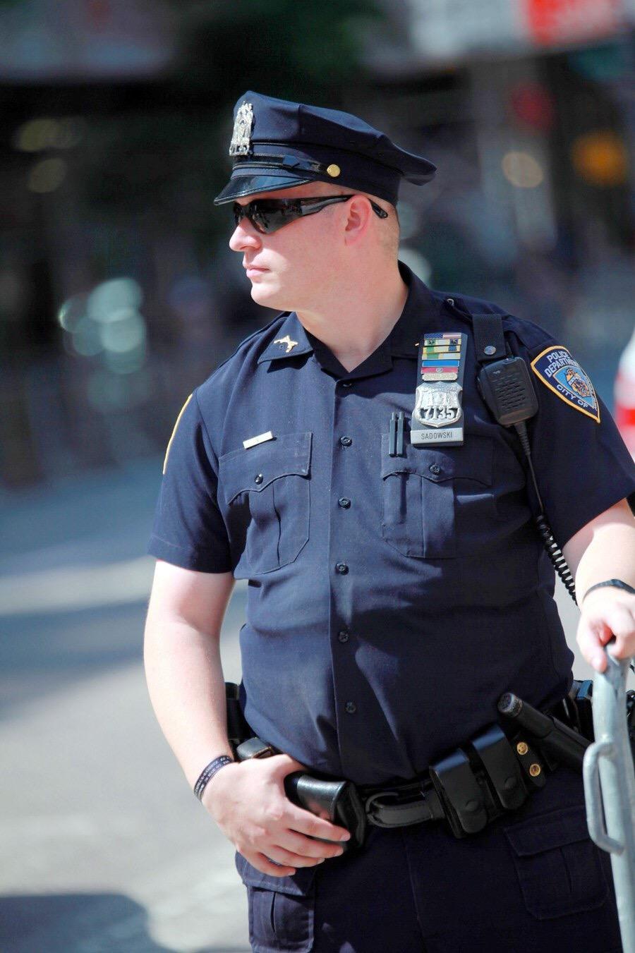 平白无故被穿警服白人警察施暴,可以反击吗? - 知乎