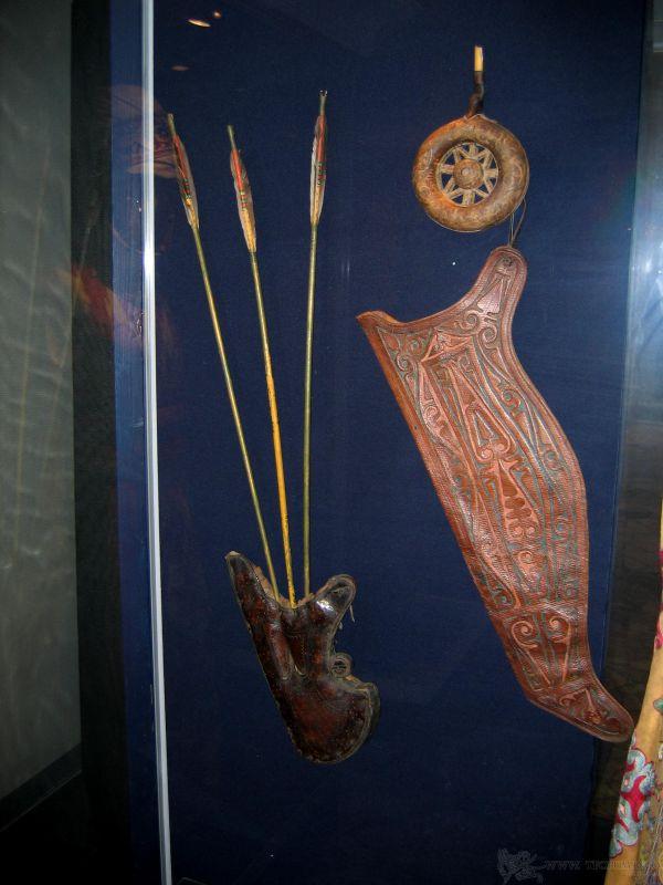 古代骑兵和步兵射箭用的箭放在箭囊里在运动的颠簸中会不会掉出来