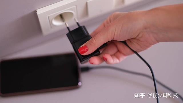 手机充电时，先插手机还是电源？原来我们都做错了，看完涨知识了 - 知乎