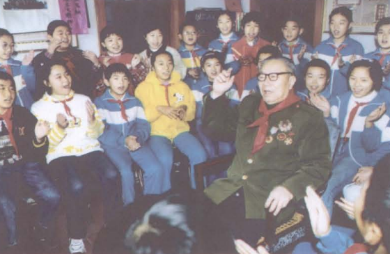 (张桃芳好给孩子们讲抗美援朝这经历)