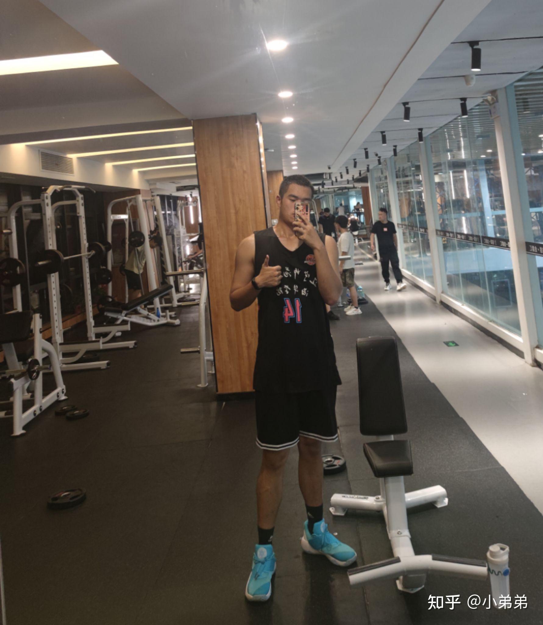 男生身高190体重多少才合适