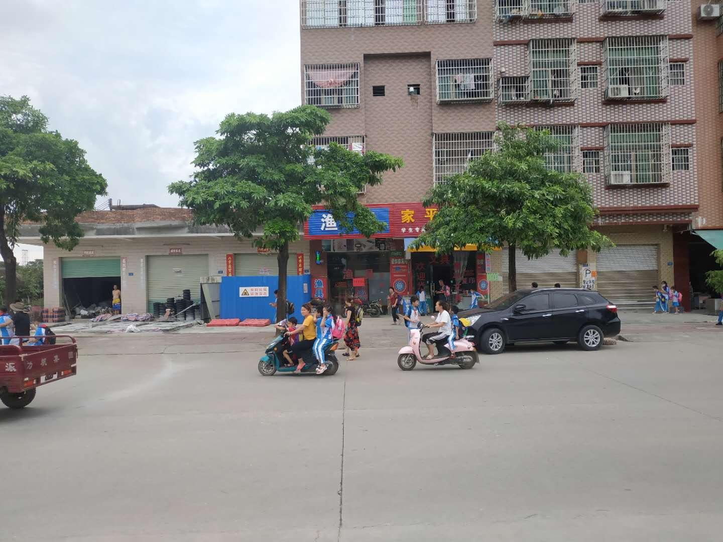 现在市场行情，学校附近开文具店渔具店，生意很稳定