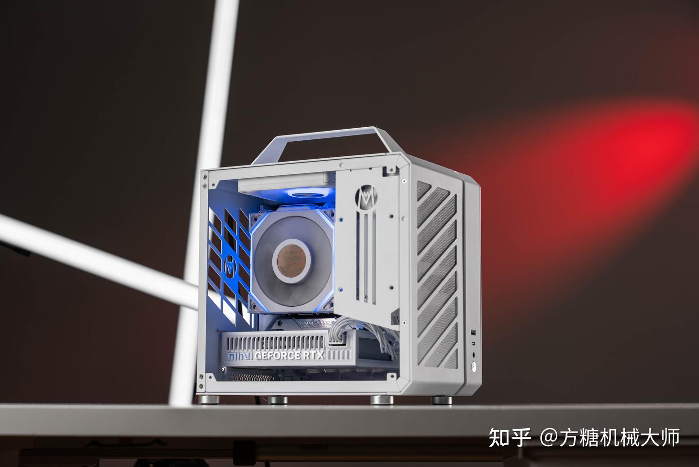独眼的浪漫:用ITX机箱C24装一块加大版风扇