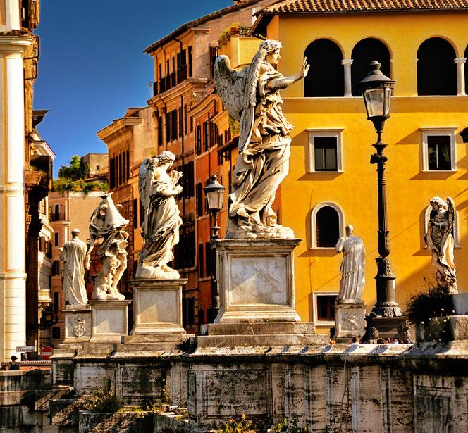 罗马圣天使桥上的天使手中拿着的东西代表着什么