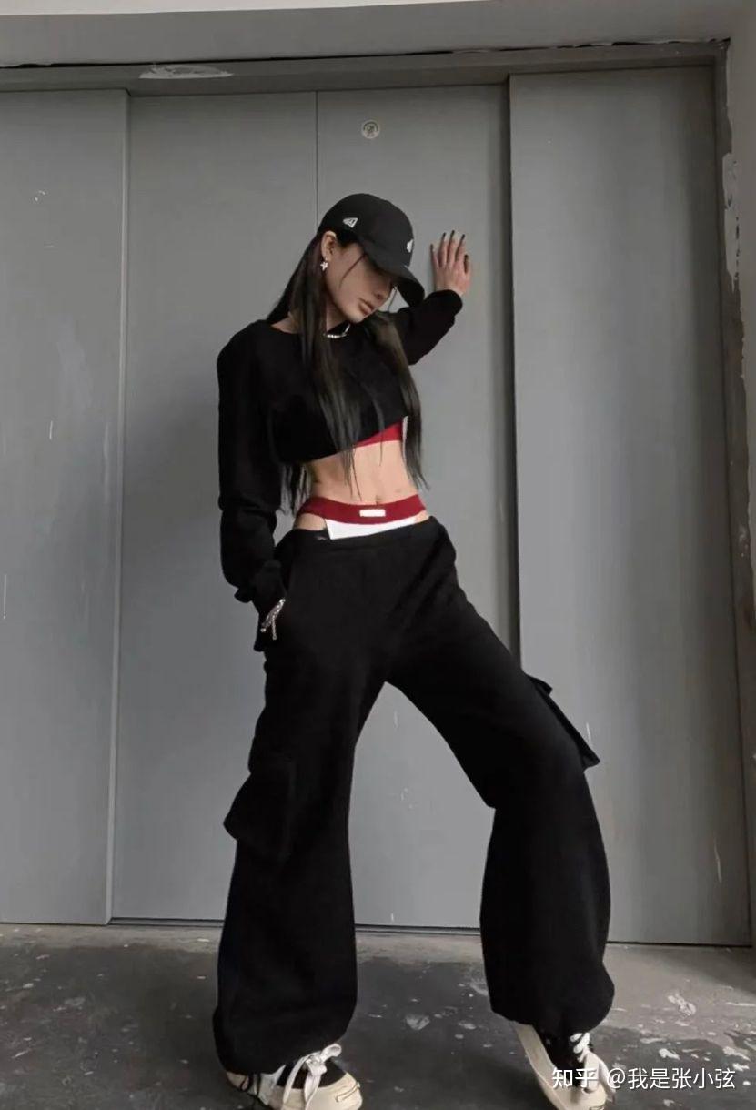 经常见女生穿这种有两根带子露在外面的内裤,它叫啥呢?