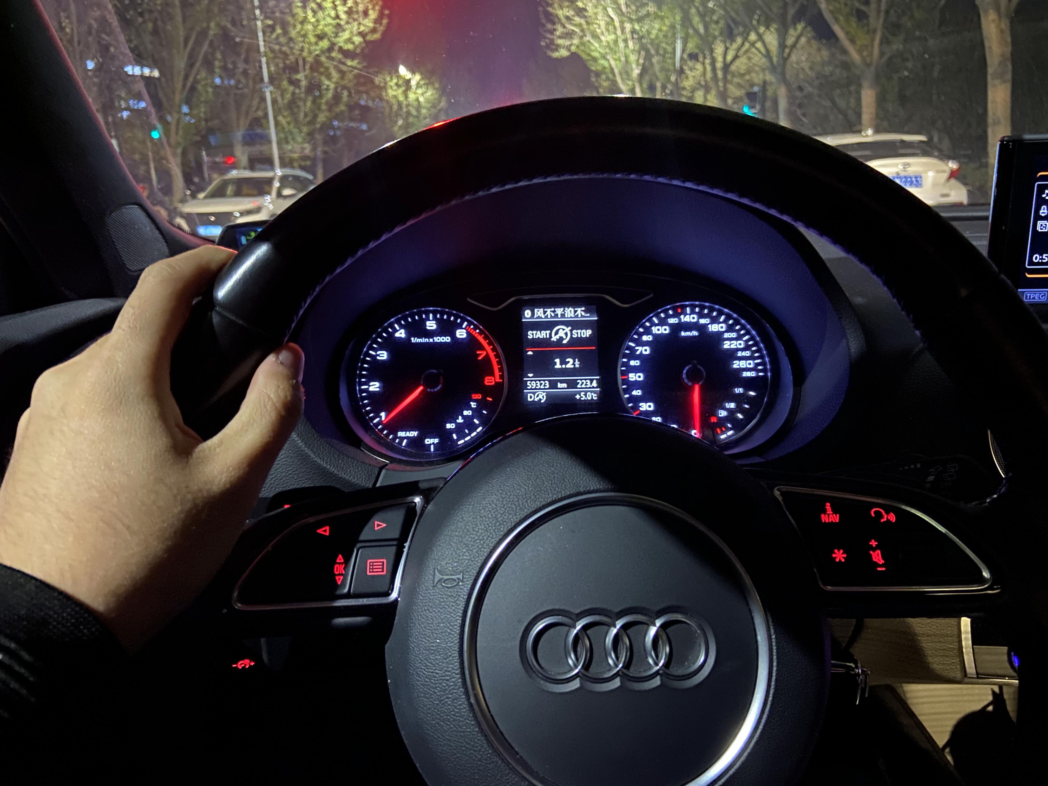 开车双手紧握方向盘的都不是老司机,是真的吗? - 知乎