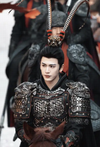 电视剧《逐玉》男主角张凌赫为什么被网友戏称粉底液将军？