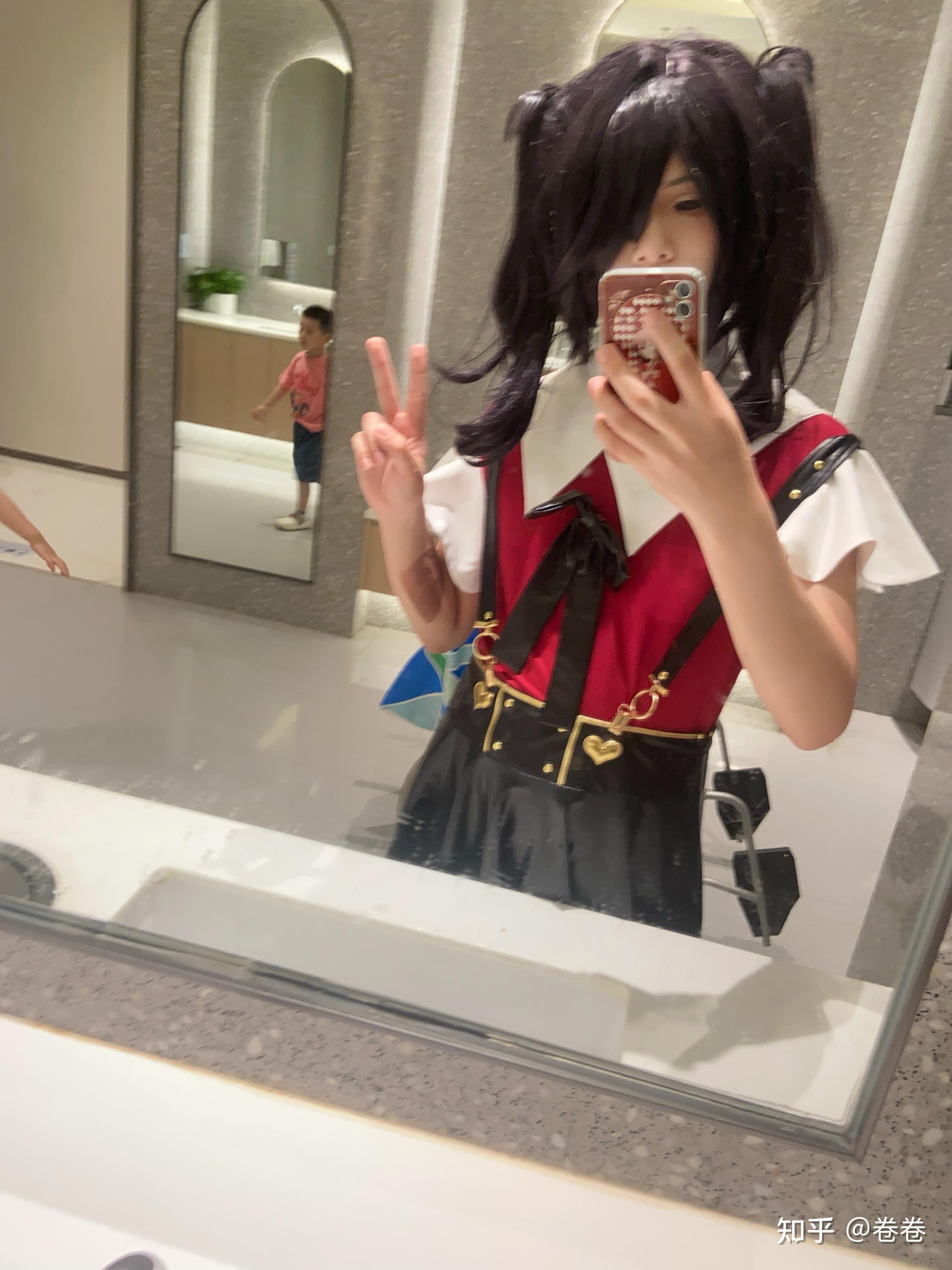 如果你是女装大佬,在参加漫展的时候突然想去厕所,那你选择男厕还是
