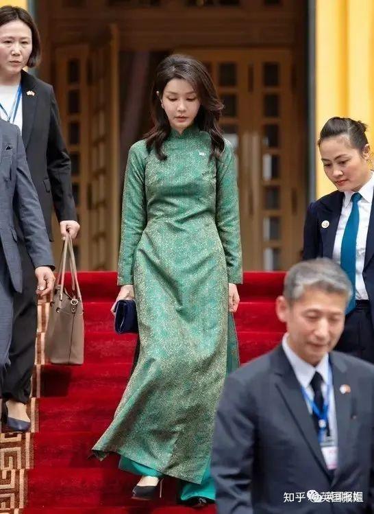 最近这几个月,韩国总统尹锡悦和夫人金建希忙着出访各国,金夫人的百变