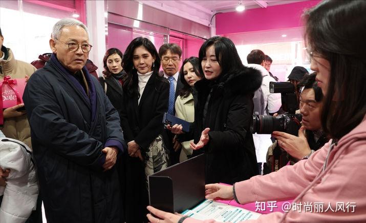 53岁三星长公主李富真新年首秀！穿黑色大衣好嫩，换白西装更贵气 - 知乎