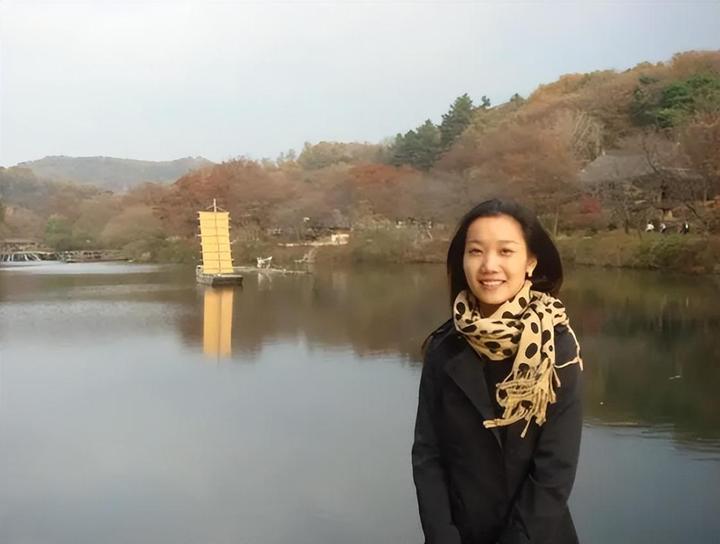 大学时代的马云(左二)那些年,马来法和妻子为马云操碎了心.