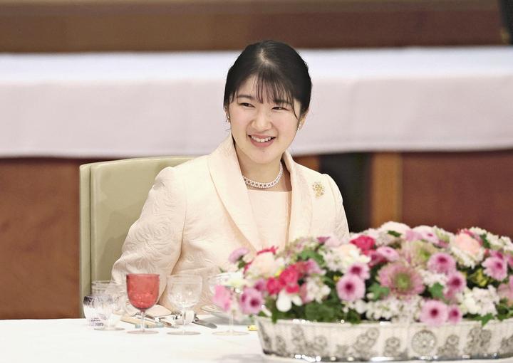 爱子公主罕见亮相国宴!同席歌手爆料爱子公主私下竟这样和她聊天 - 知乎