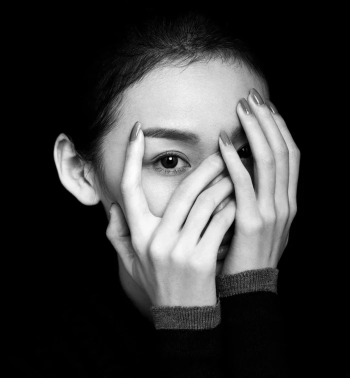 求推荐下图这种面无表情,神情淡漠,有点丧丧的,有点冷漠疏离的女生