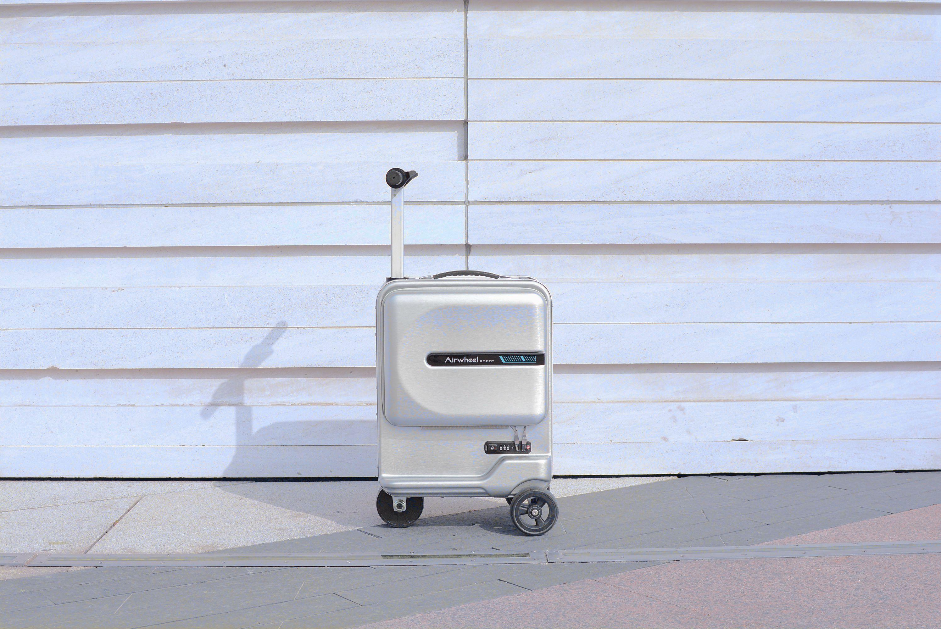 脑洞大开的爱尔威电动行李箱可作为电动车骑行宛如钢铁侠设备