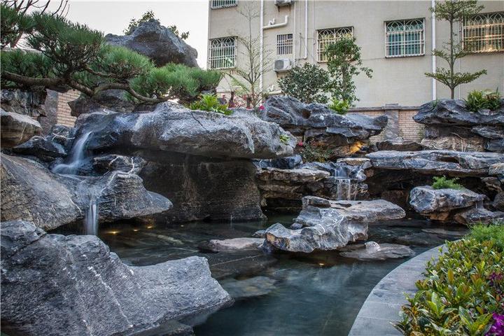 闲庭信步,欣赏形态各异太湖石,感受那份纯真的喜悦