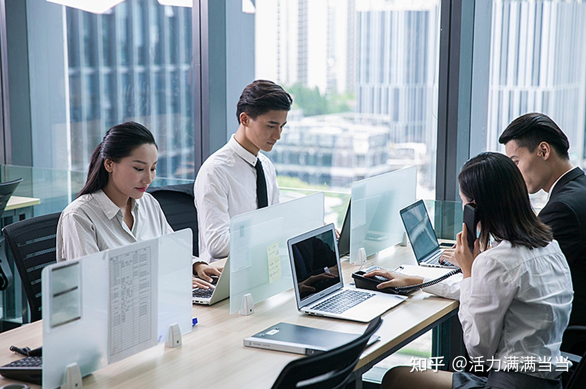 大学刚毕业找一份月薪 8000 的工作是什么水平？ - 知乎