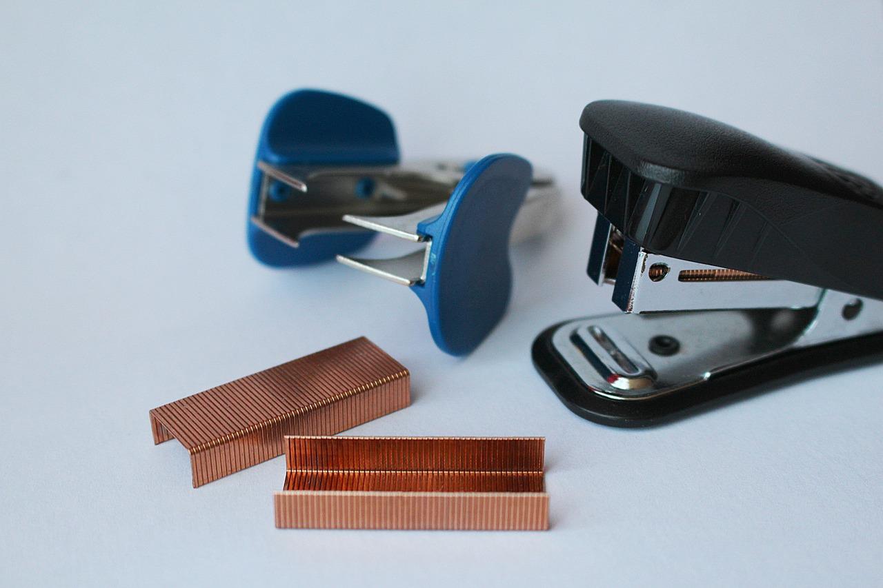 电动订书机怎么装钉子