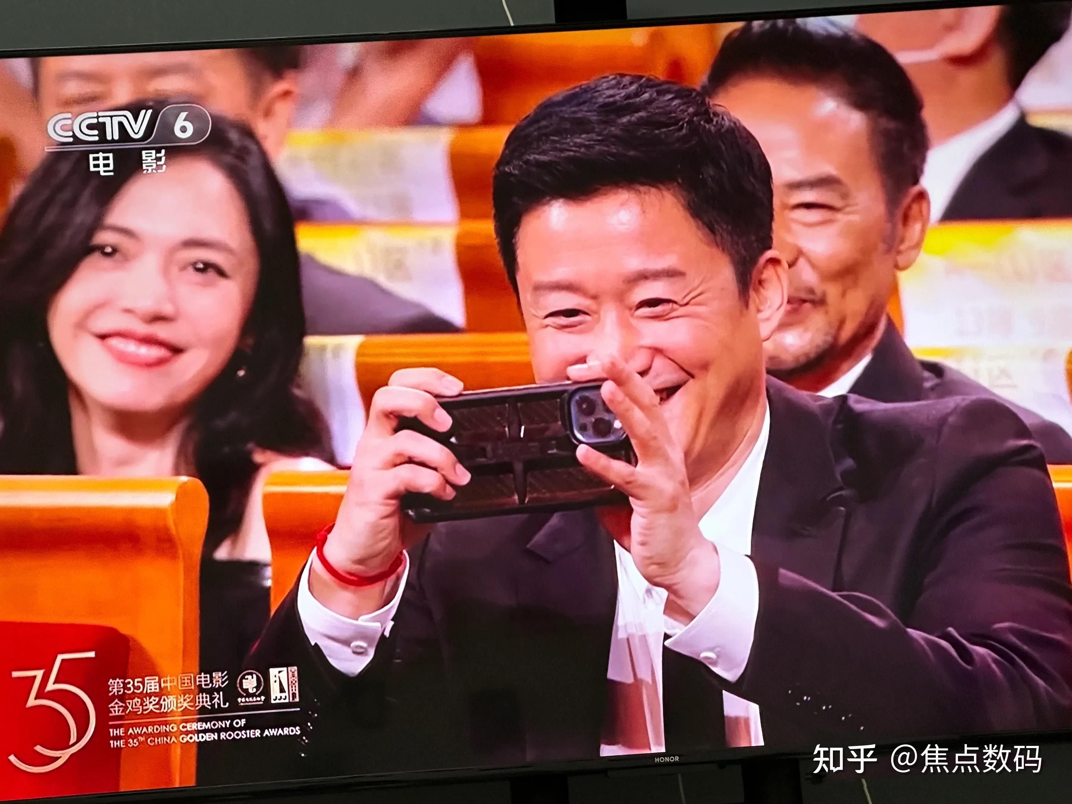 如何看待吴京在电影节上拿出苹果手机? - 知乎