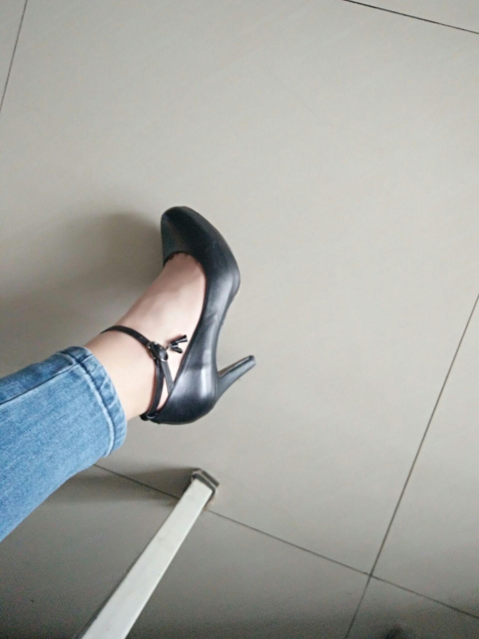 为什么有的女生脚踝很粗?