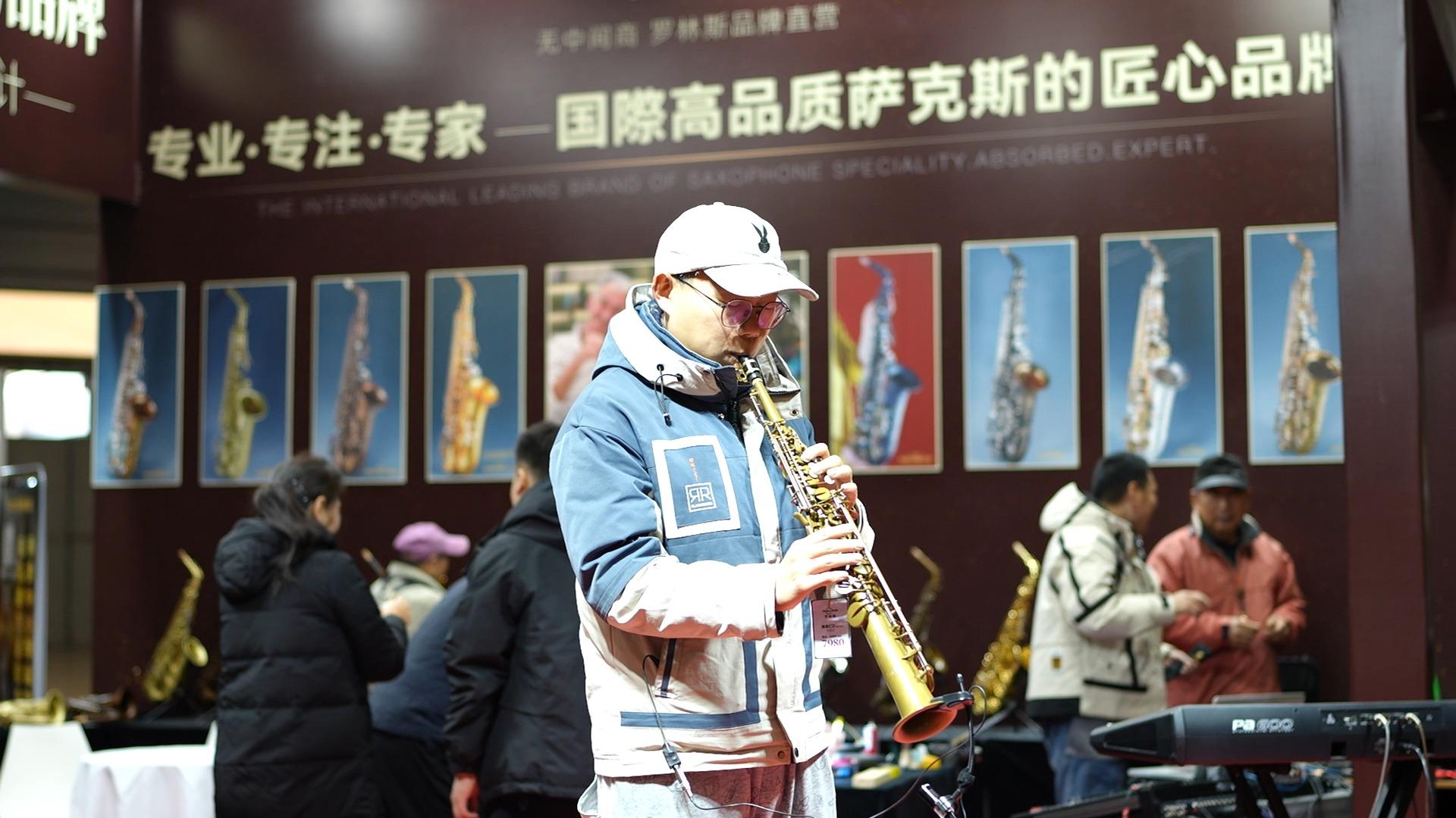 萨克斯演奏《月亮代表我的心》音色悠扬,美妙动听!