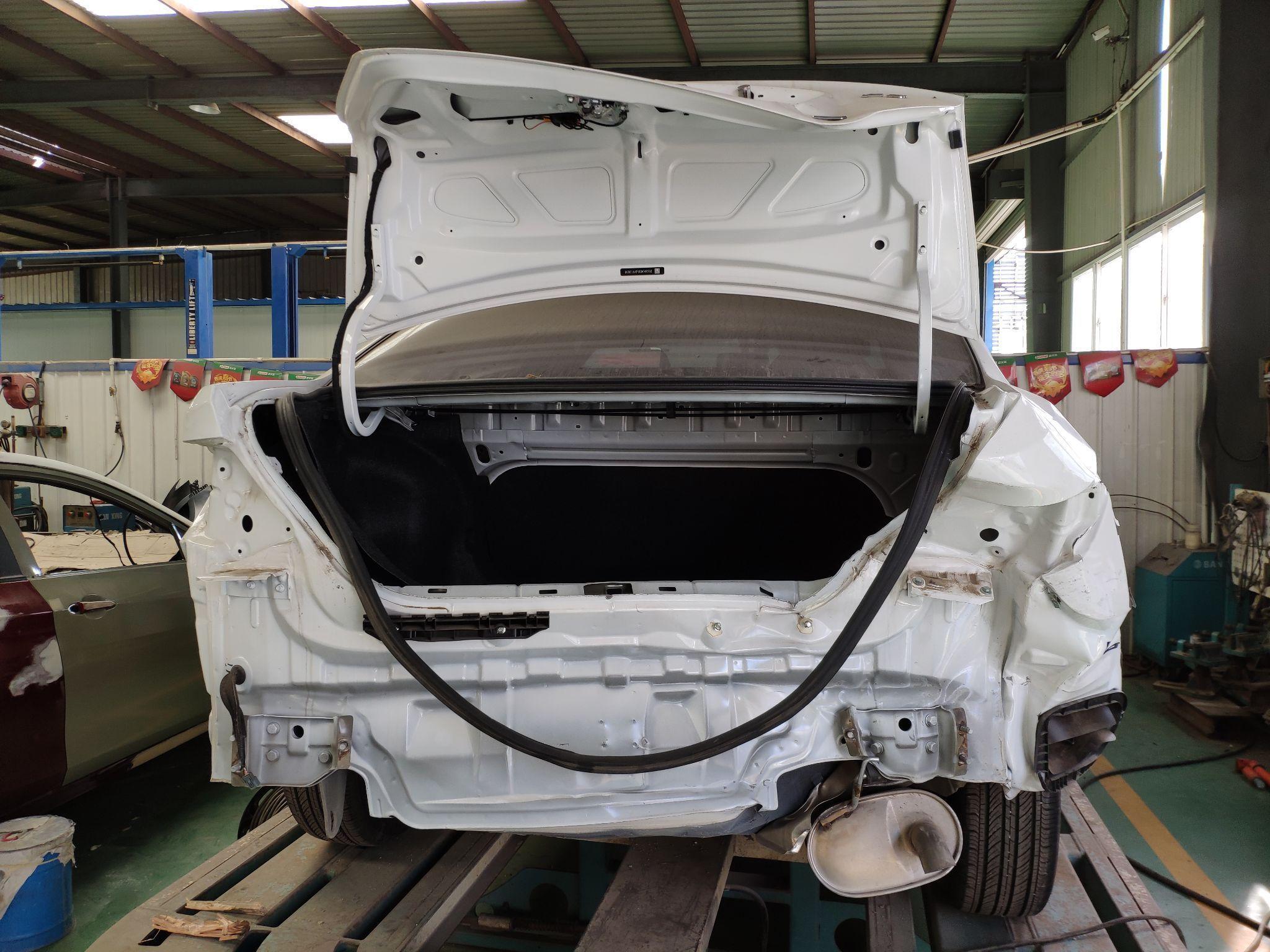 本田十代思域,大佬们帮忙看下是否像4s店说的那样,必须更切割后围板吗