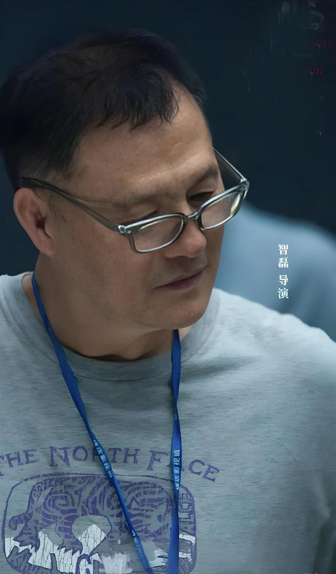 迟蓬好丈夫智磊,爷爷是爱国慈善家,父亲是电影明星,他与迟蓬恩爱41年