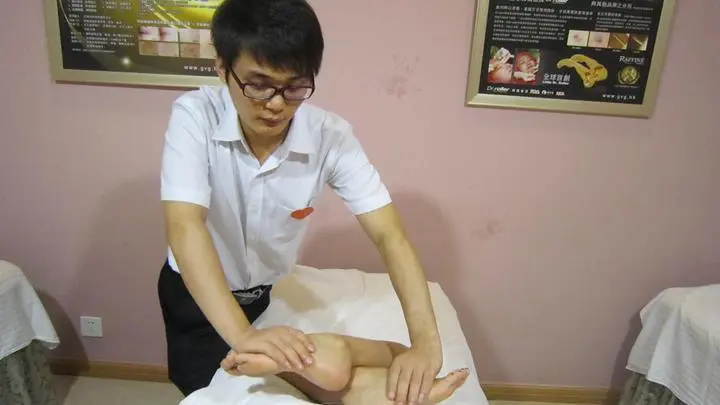 男性想学足疗师请问在哪里学男足疗师有前途吗