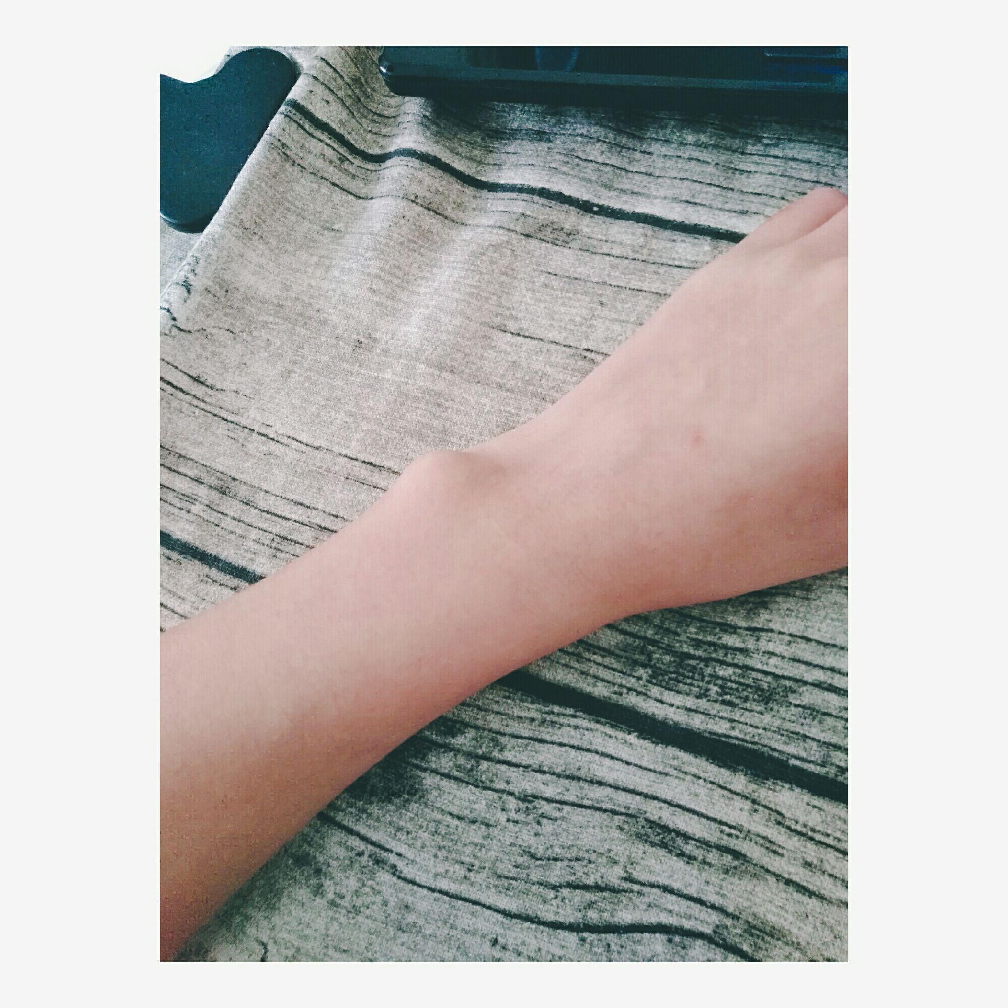 是手腕外侧靠近小指 而且左右手都有好久了按下去不痛.