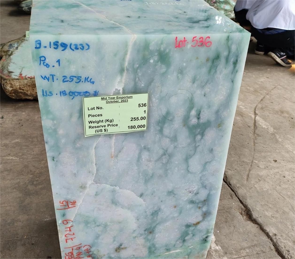 2023秋季缅甸公盘｜多货币结算，成交率暴涨…750份原石已近4亿- 知乎