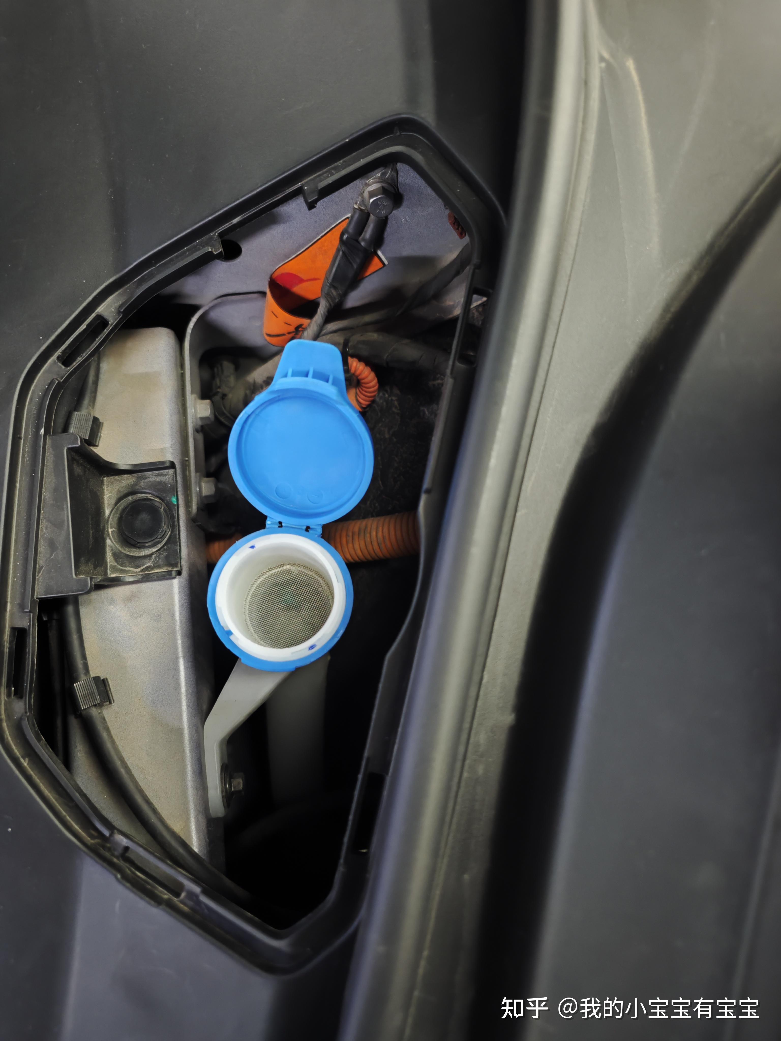 有网友吐槽 小米 su7 玻璃水加注口没有滤网,你觉得汽车玻璃水加注口