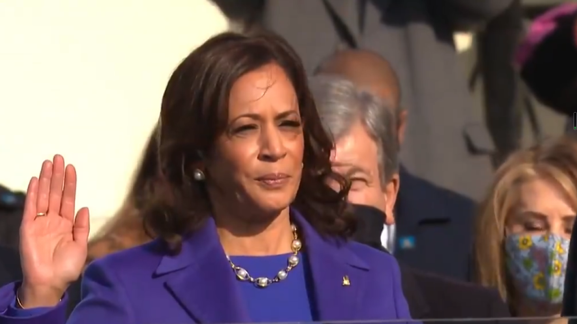 哈里斯宣誓就任美国副总统