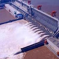 水电站的大坝为什么不能当桥用？