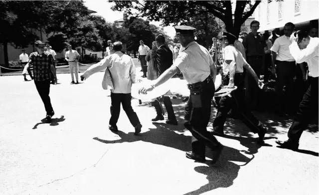 死亡之塔：1966年德州大学枪击案，疯狂枪手制高点无差别射杀民众- 知乎