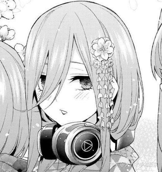 在漫画《五等分的花嫁》中,角色中野三玖所佩戴的耳机是什么型号?