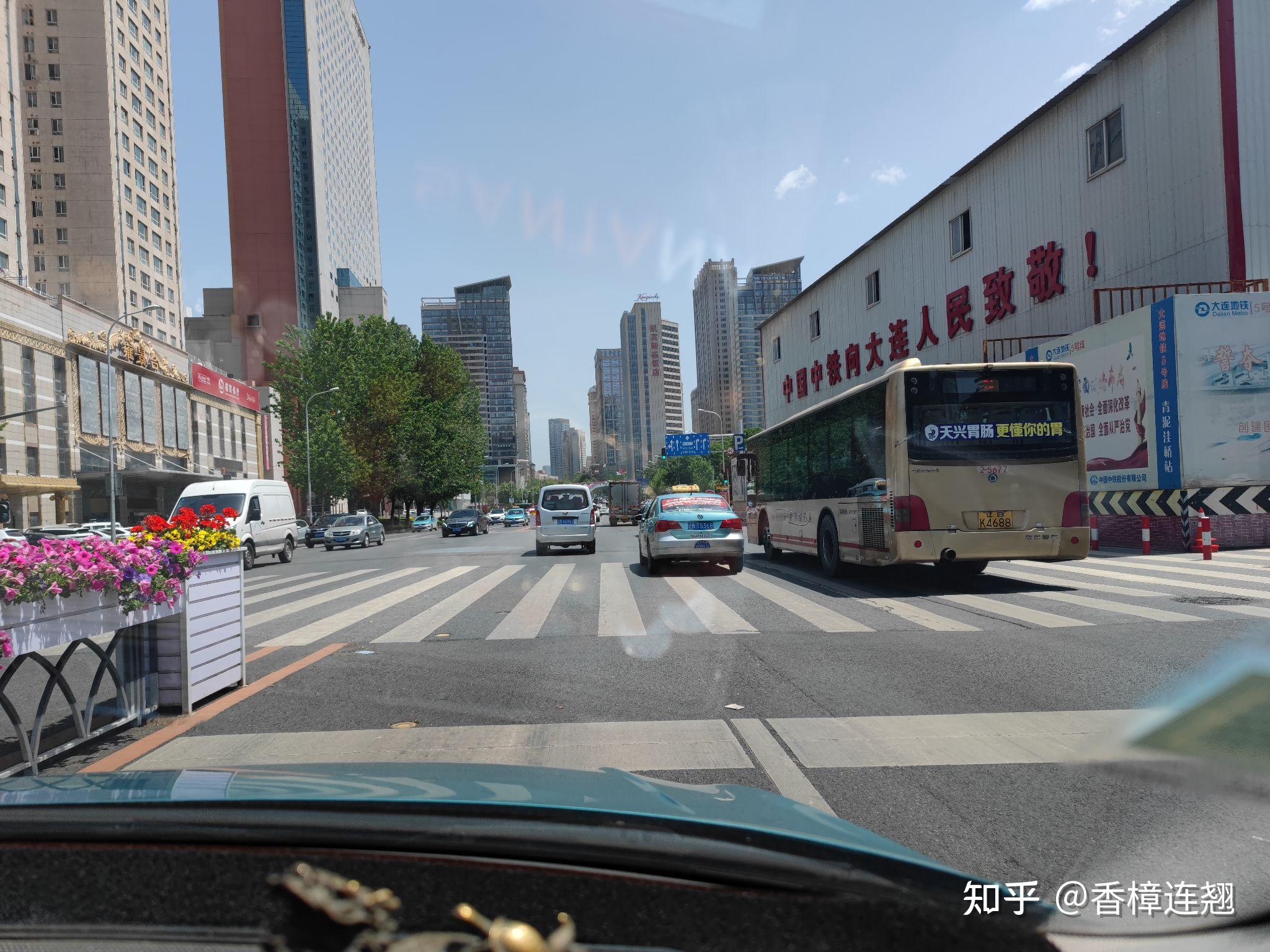 22大连劳动公园门口发生一车撞飞多人的恶性交通事故?