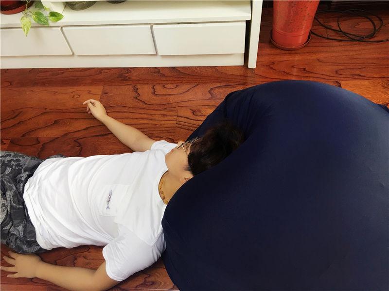 头部支撑蜷卧,臣妾和弟弟就做不到了.