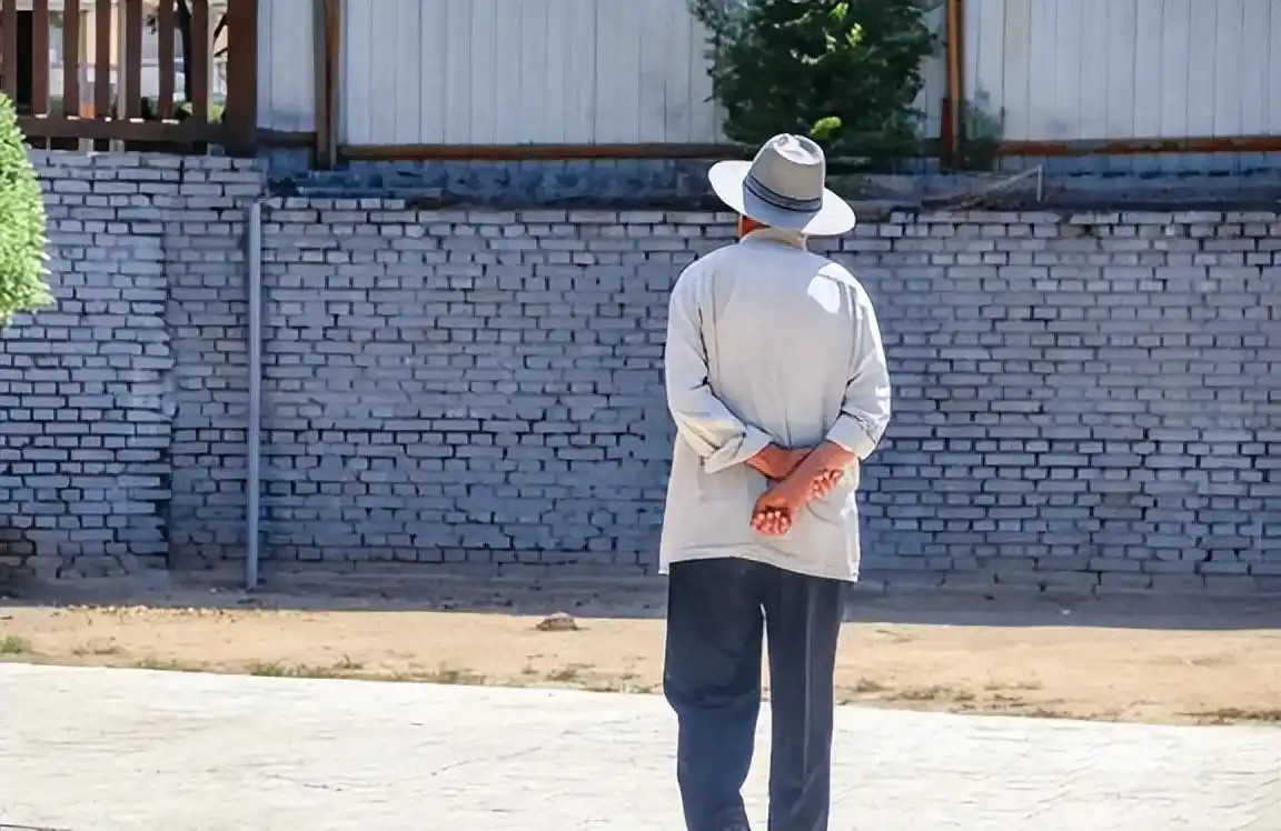 中老年人为什么喜欢背着手？