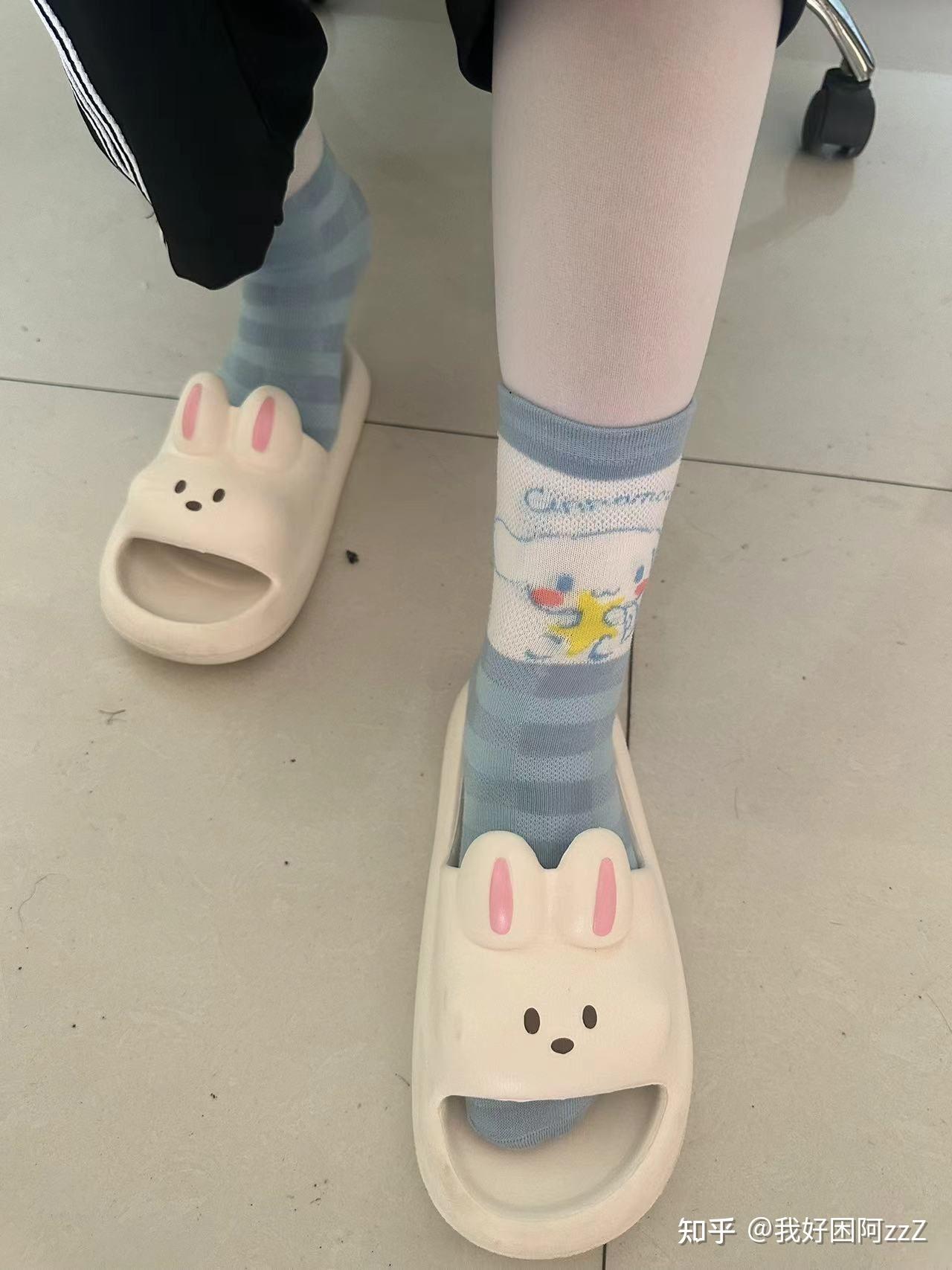 同时穿两层袜子,哪层更脏?