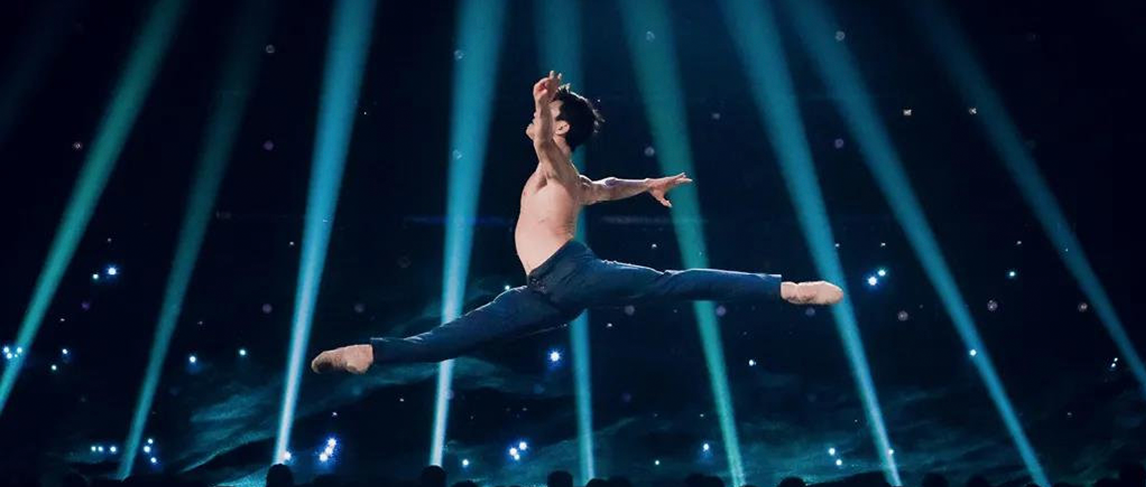 芭蕾舞课上唯一的小男孩